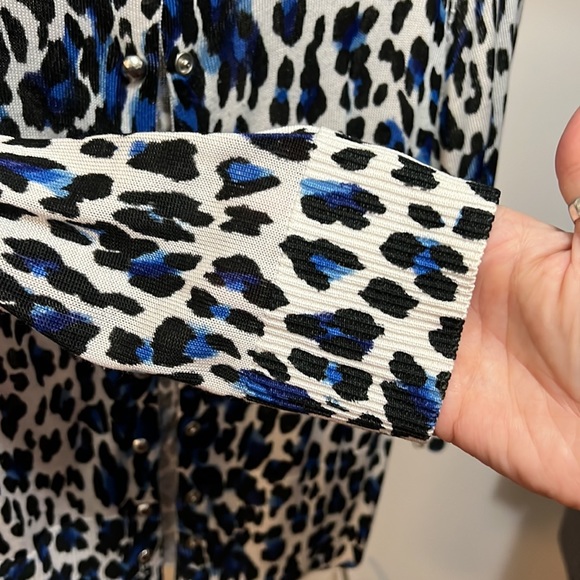 WHBM SZ Small cheetah print Black white and blue sweater - Picture 4 of 6